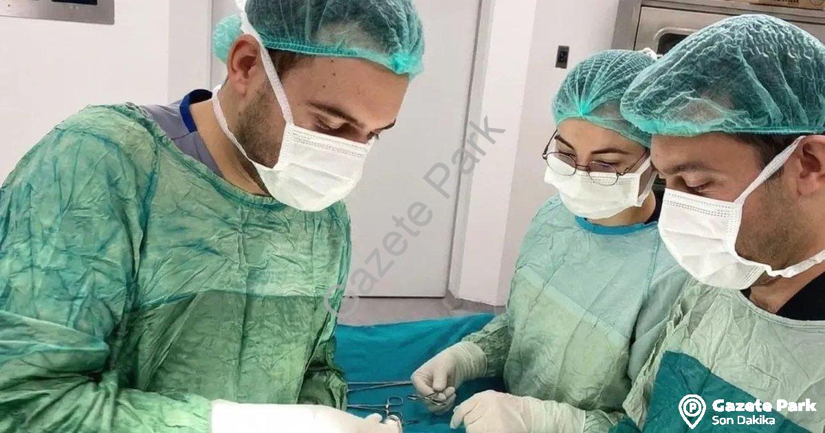 "Şuhut Devlet Hastanesi'nde Cerrahi İlk: Yama Yöntemiyle Fıtık Ameliyatı Başarısı" başlıklı haber iç